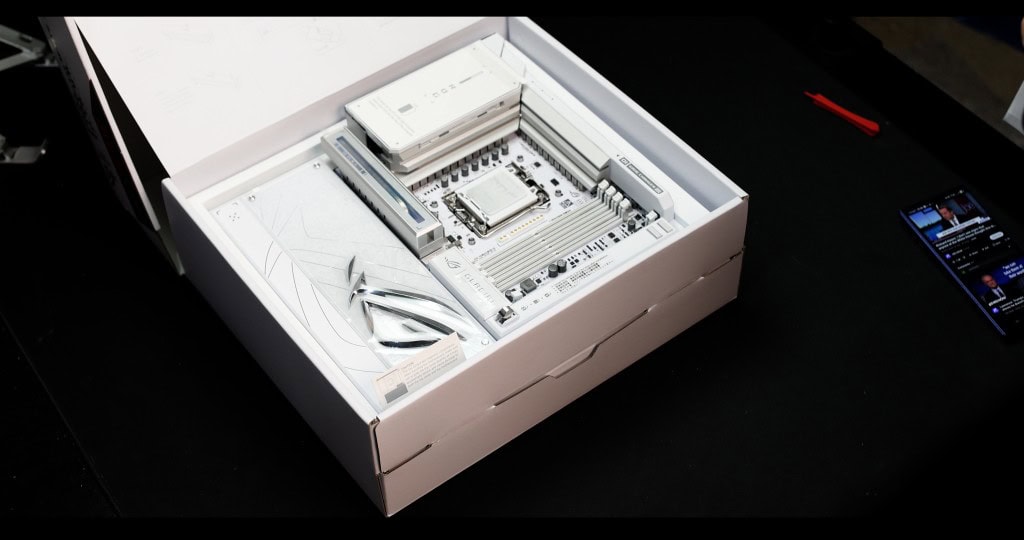 ROG CROSSHAIR X870E GLACIAL PACKAGING